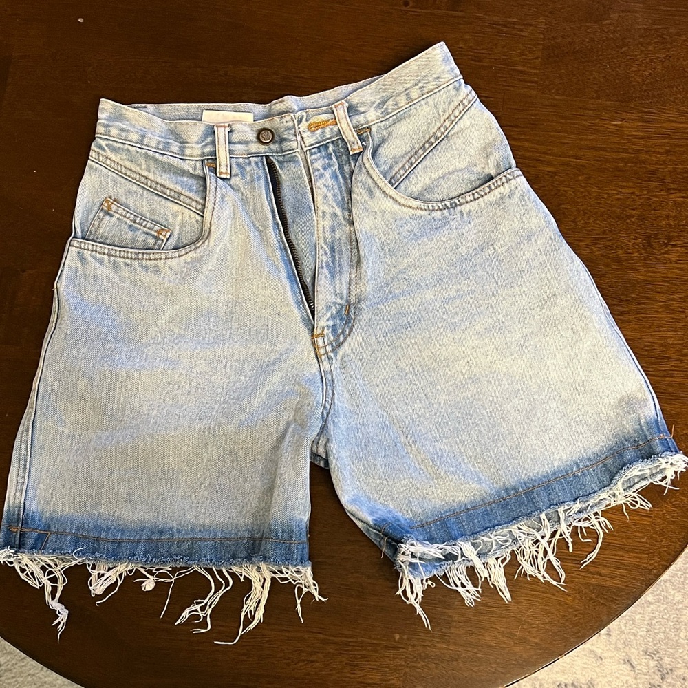 Vintage high waisted 100% cotton light wash denim shorts